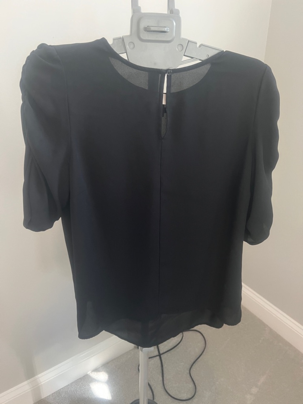 Lark & Ro Black Short-Sleeve Keyhole Back Blouse